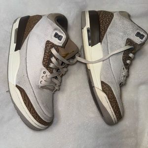 Air Jordan 3 Retro….LT Orewood Brown/Metallic Gold